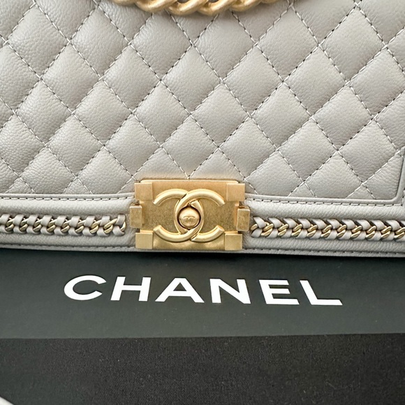 Chanel Caviar Quilted Chain Around Medium Boy Flap - Picture 5 of 16